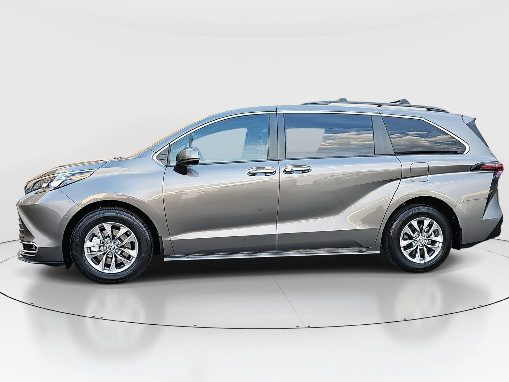 Used 2024 Toyota Sienna XLE w/ XLE Plus Package FWD image 8