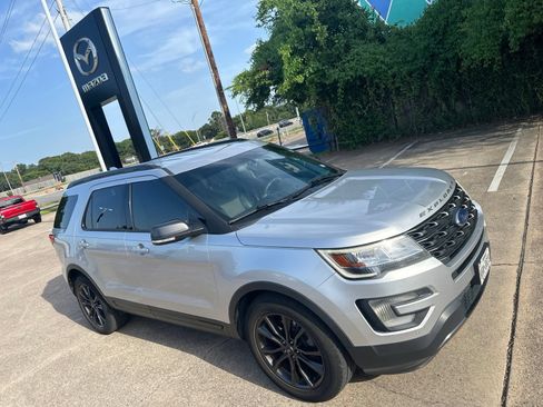 Used 2017 Ford Explorer XLT w/ Equipment Group 202A FWD image 9