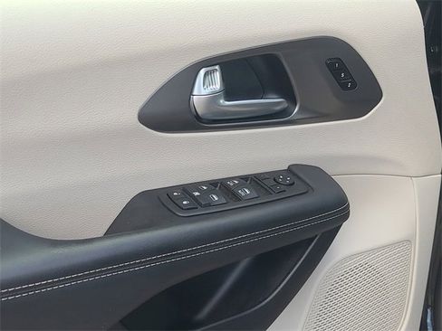 Used 2024 Chrysler Pacifica Touring-L image 23