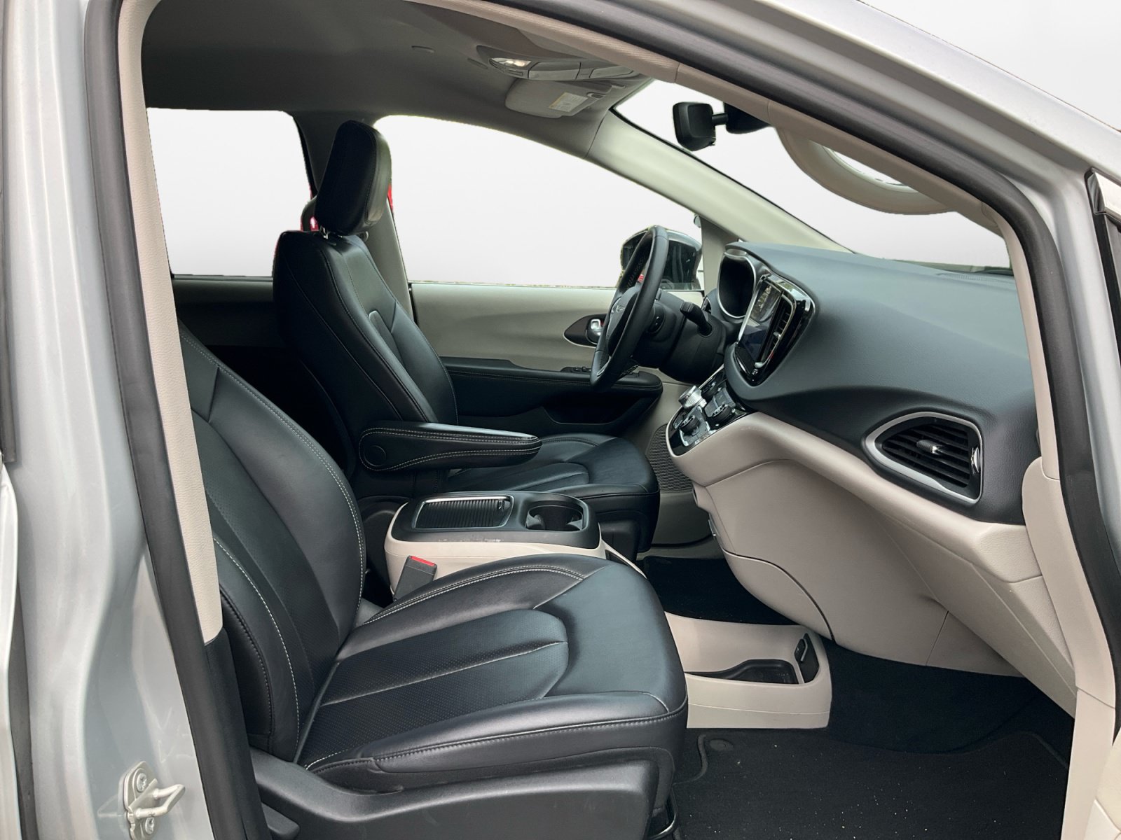 Used 2024 Chrysler Pacifica Touring-L FWD image 17