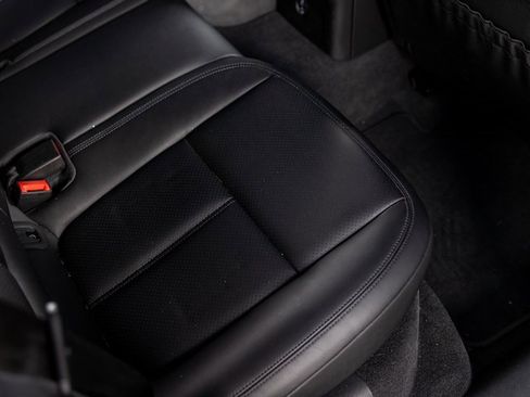 Certified 2025 Porsche Macan image 37