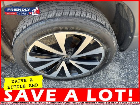 Used 2023 Volkswagen Taos SE image 13