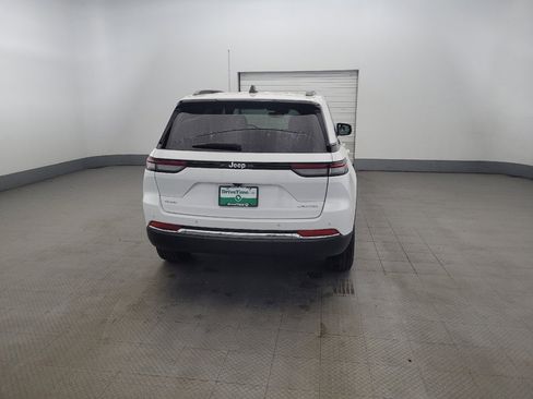 Used 2023 Jeep Grand Cherokee Laredo w/ Luxury Tech Group I AWD/4WD image 7