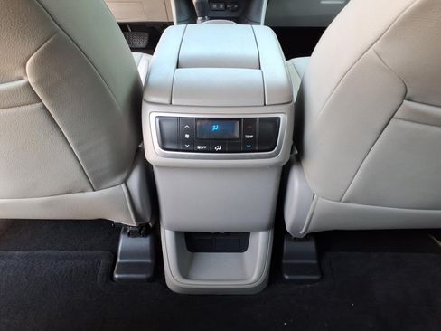 Used 2019 Toyota Highlander LE FWD image 5