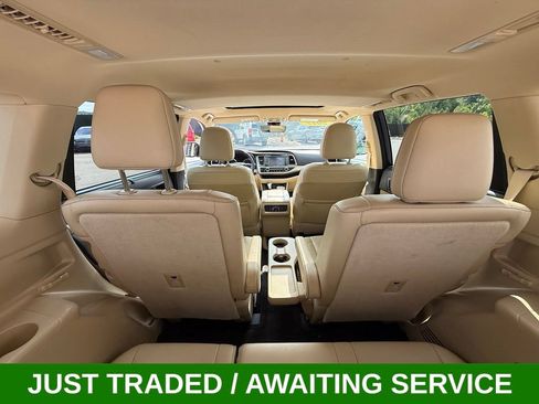 Used 2017 Toyota Highlander XLE w/ Carpet Mat Package AWD/4WD image 18