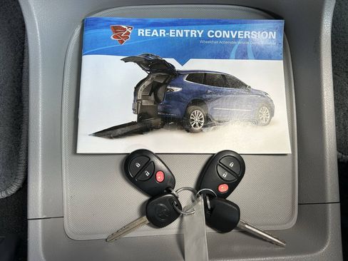 Used 2020 Toyota Sienna L FWD image 33