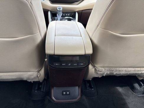 Used 2020 Toyota Highlander XLE FWD image 28
