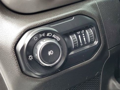 Used 2019 Jeep Wrangler Unlimited Sahara w/ Uconnect 4C Nav & Sound Group AWD/4WD image 15