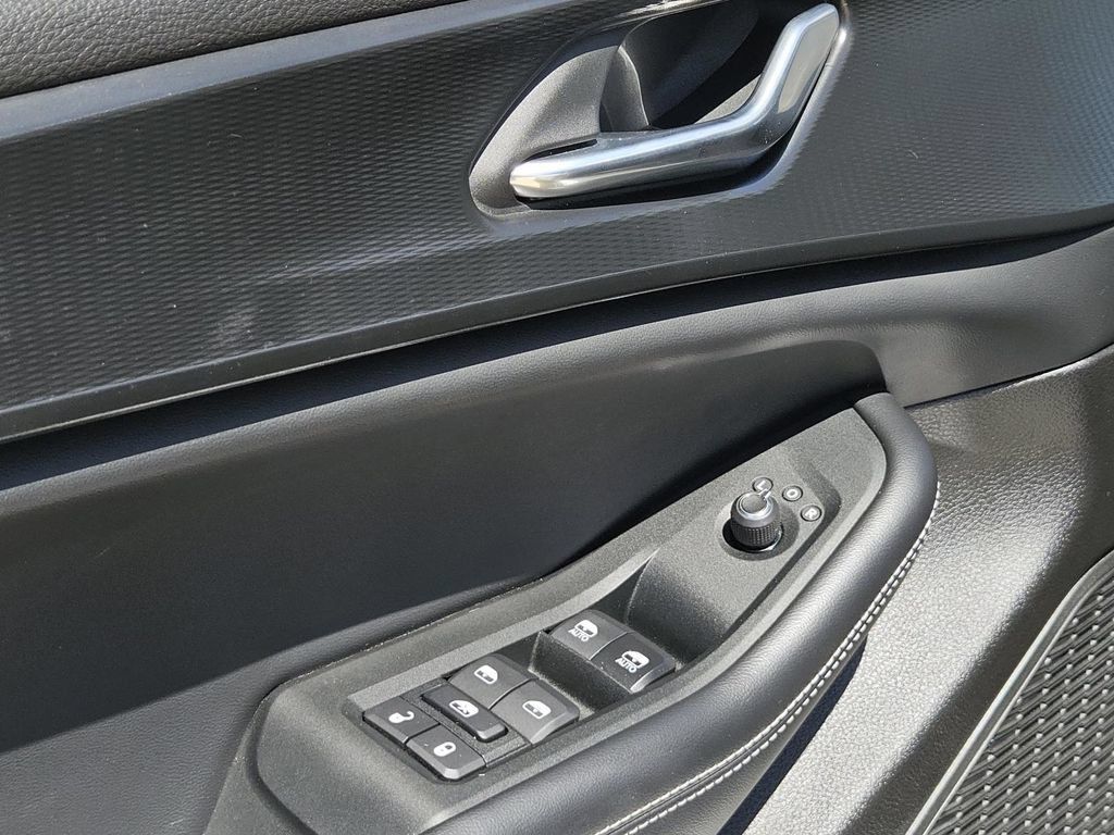 Used 2025 Jeep Grand Cherokee Altitude AWD/4WD image 11