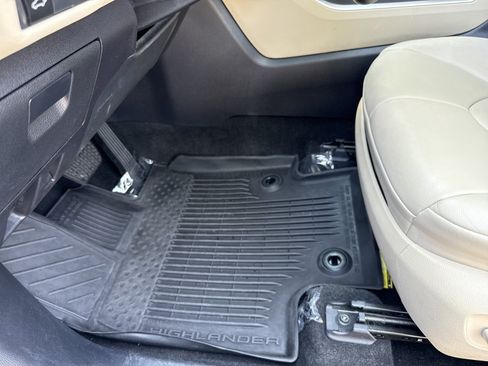 Used 2023 Toyota Highlander XLE FWD image 18