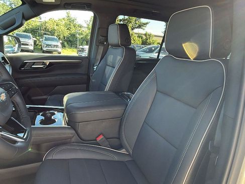 New 2026 Chevrolet Suburban Premier w/ Sun And Tow Package AWD/4WD image 16