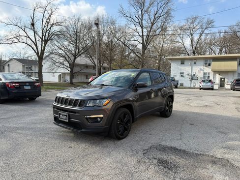 Used 2019 Jeep Compass Latitude FWD image 3