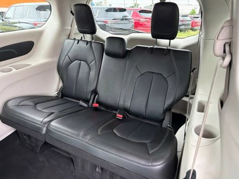 Used 2024 Chrysler Pacifica Touring-L FWD image 12