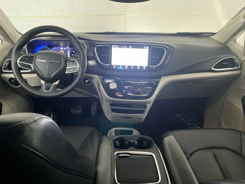 Used 2024 Chrysler Pacifica Touring-L FWD image 30