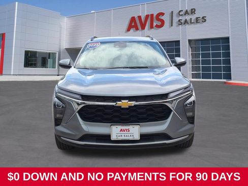 Used 2025 Chevrolet Trax LT w/ LT Convenience Package FWD image 2