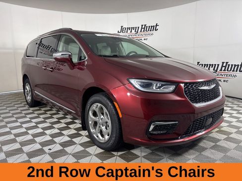 Used 2021 Chrysler Pacifica Limited w/ Uconnect Theater Family Group image 5