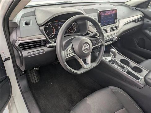 Used 2025 Nissan Altima 2.5 SV image 9