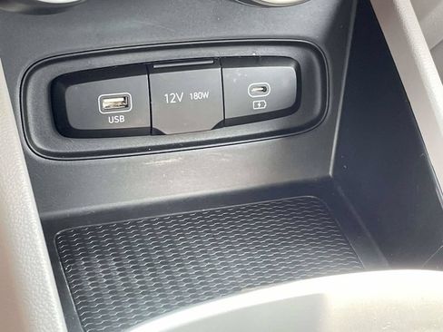 Certified 2025 Hyundai Venue SEL FWD image 19