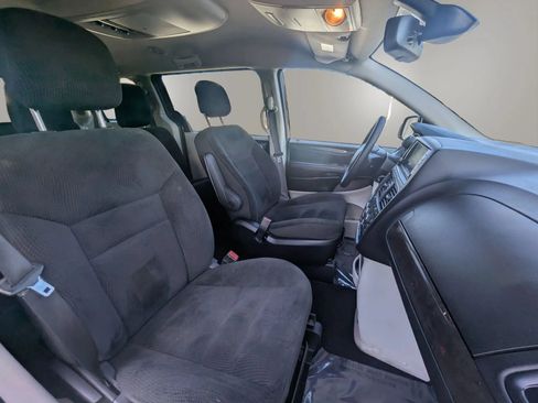 Used 2019 Dodge Grand Caravan SE w/ UConnect Hands-Free Group FWD image 8