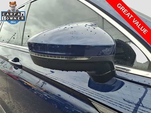 Used 2024 Volkswagen Tiguan SE w/ Panoramic Sunroof Package AWD/4WD image 8