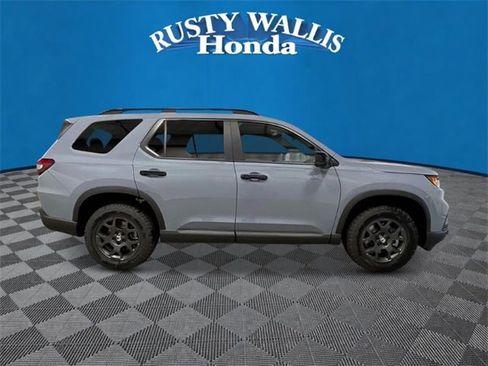 New 2025 Honda Pilot TrailSport image 2