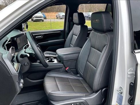 Used 2025 Chevrolet Tahoe High Country image 21