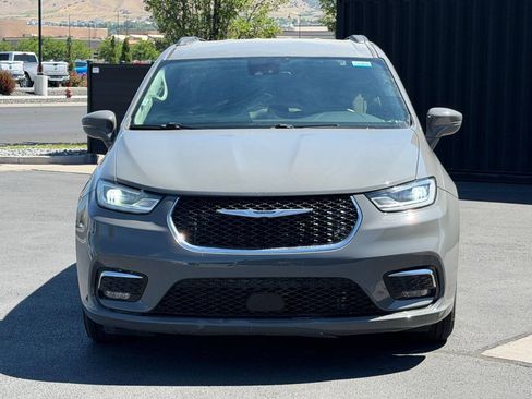 Used 2022 Chrysler Pacifica Touring-L FWD image 3