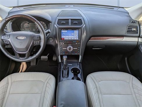 Used 2017 Ford Explorer Platinum image 18