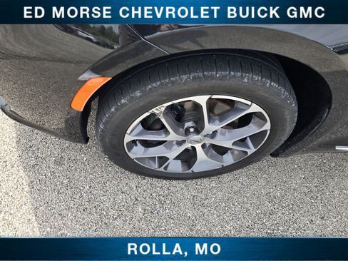 Used 2022 Chrysler Pacifica Limited w/ Uconnect Theater Family Group AWD/4WD image 9
