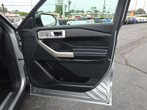 Used 2021 Ford Explorer Limited w/ Equipment Group 301A AWD/4WD image 38