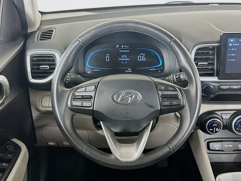 Used 2025 Hyundai Venue SEL image 17