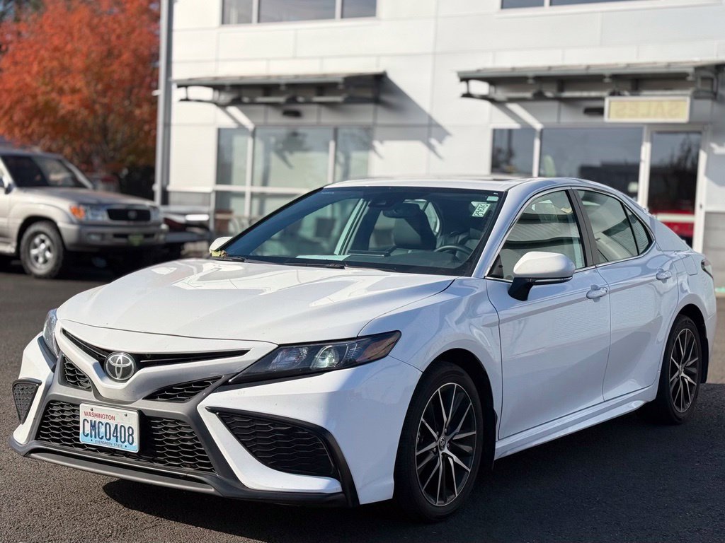 Used 2024 Toyota Camry SE w/ Convenience Package FWD image 1