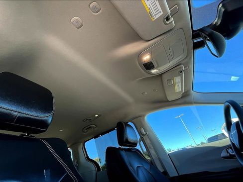 Used 2022 Chrysler Pacifica Touring-L image 22