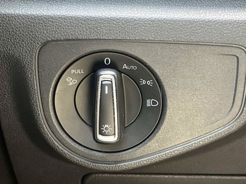 Used 2021 Volkswagen Atlas Cross Sport SE w/ Panoramic Sunroof Package FWD image 31
