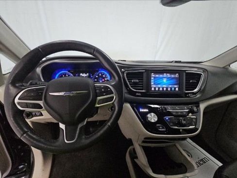 Used 2020 Chrysler Pacifica Touring-L FWD image 7