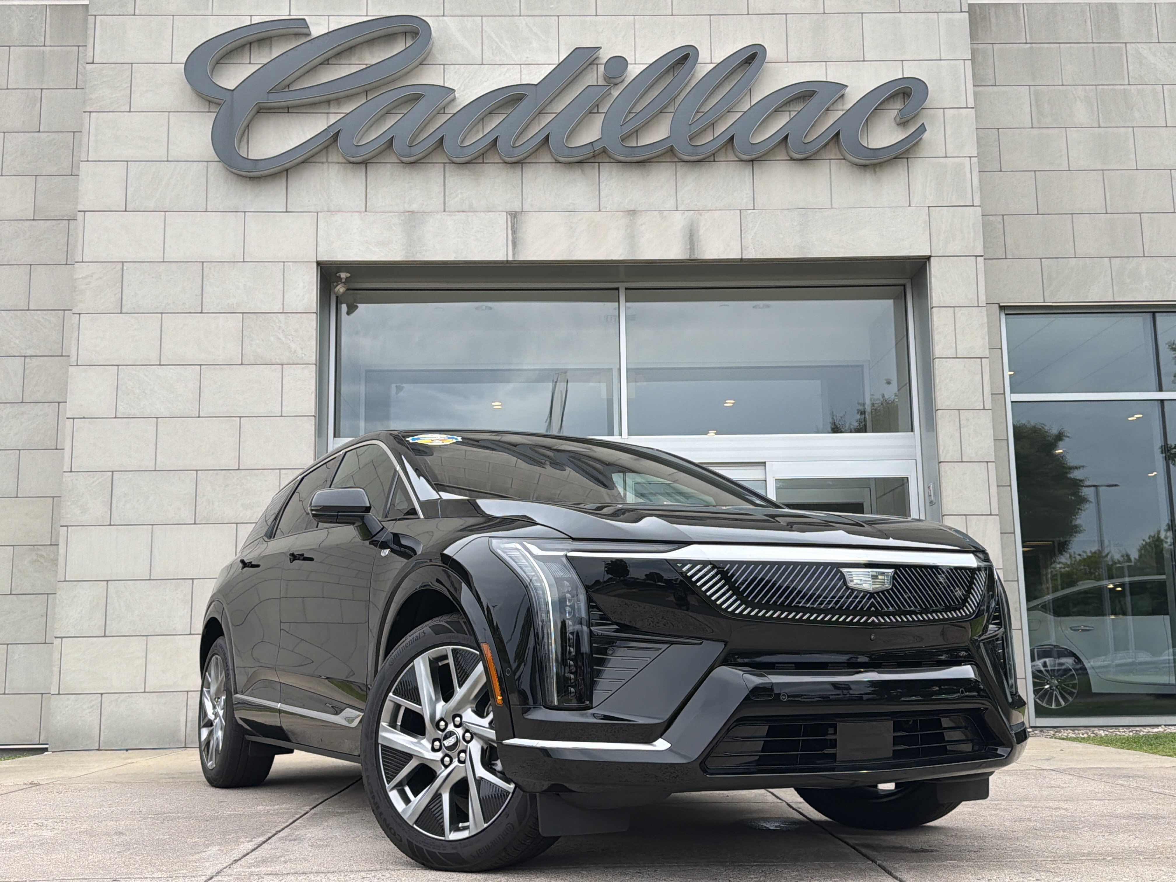 Used 2025 Cadillac Optiq Luxury 2 w/ LPO, Floor Liner Package AWD/4WD image 1