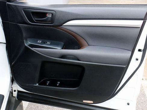 Used 2015 Toyota Highlander LE image 29