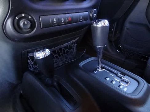 Used 2015 Jeep Wrangler Unlimited Sahara image 28