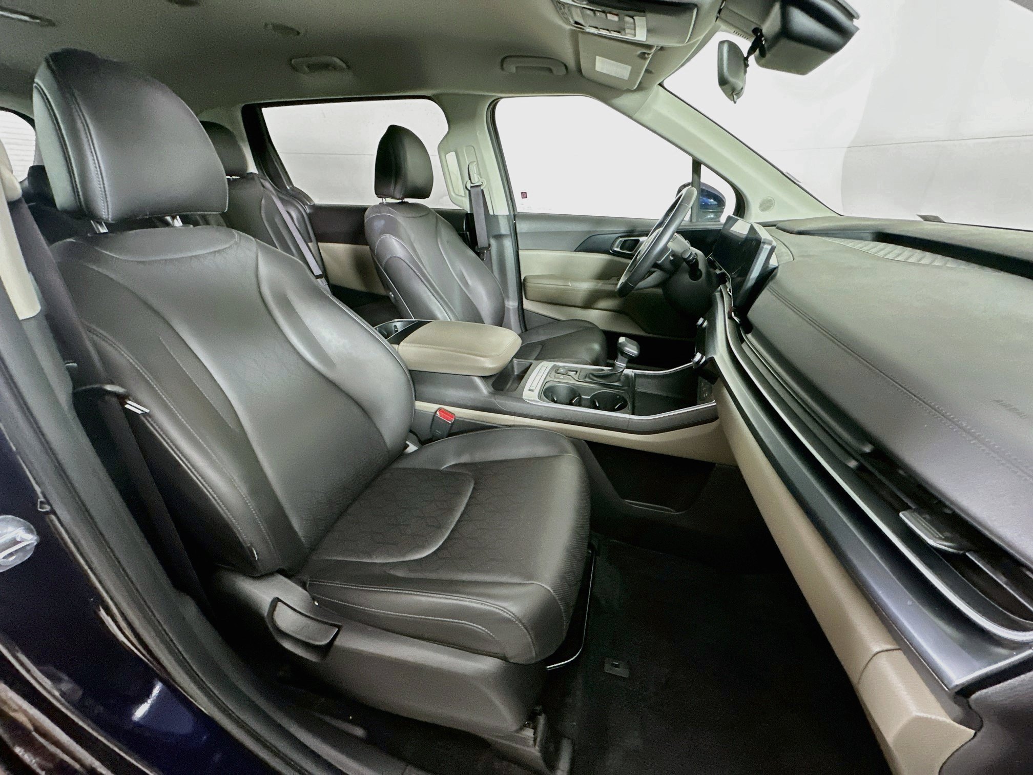 Used 2025 Kia Carnival FWD image 30