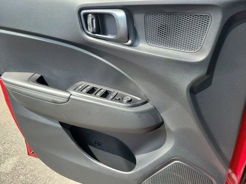 Used 2025 Hyundai Venue Limited FWD image 19
