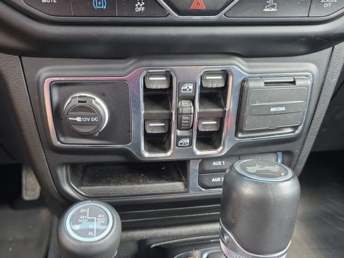 Used 2022 Jeep Wrangler Unlimited Sahara w/ Cold Weather Group AWD/4WD image 23