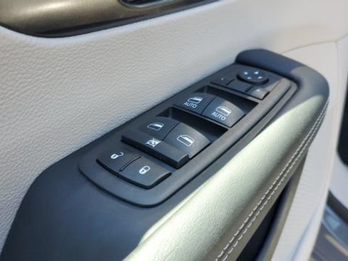 Certified 2023 Chrysler Pacifica Touring-L FWD image 7