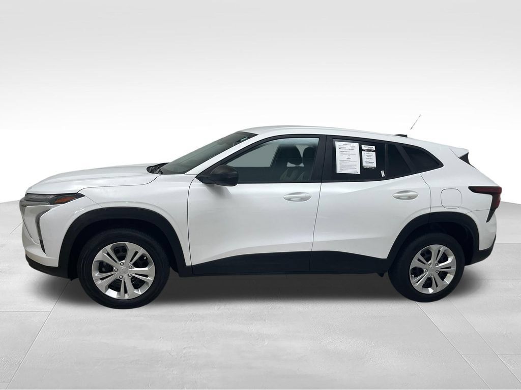 Used 2025 Chevrolet Trax LS FWD image 2