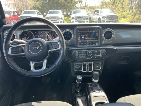 Used 2022 Jeep Gladiator Overland w/ Cold Weather Group AWD/4WD image 8