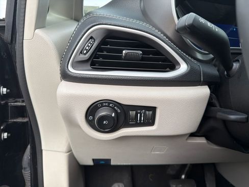 Used 2024 Chrysler Pacifica Select image 63