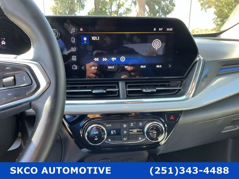 Used 2025 Chevrolet Trax LT w/ LT Convenience Package image 16