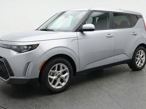 Used 2025 Kia Soul LX w/ LX Technology Package FWD image 3