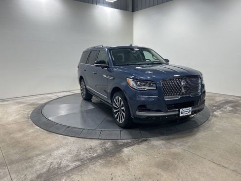Used 2022 Lincoln Navigator Reserve image 4