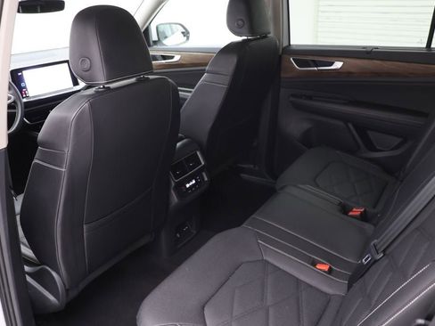 Used 2025 Volkswagen Atlas SE image 12