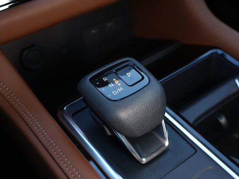 Used 2024 Nissan Pathfinder Platinum image 21